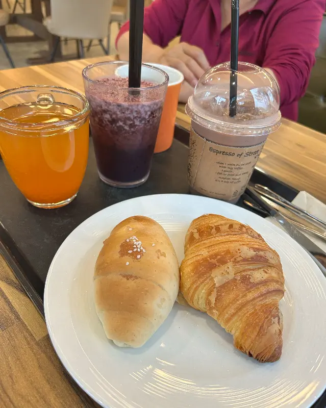 소금빵과 크루아상, 음료가 놓인 쟁반