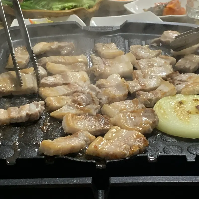 연탄불 위에서 익어가는 삼겹살