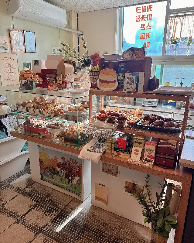 다양한 디저트가 진열된 가게 내부