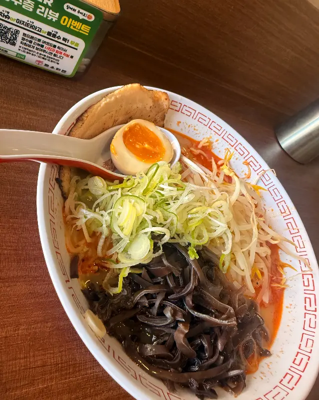 돈코츠 라멘의 풍성한 토핑