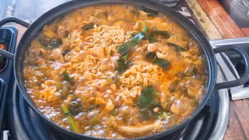 보글보글 끓는 돼지찌개의 모습