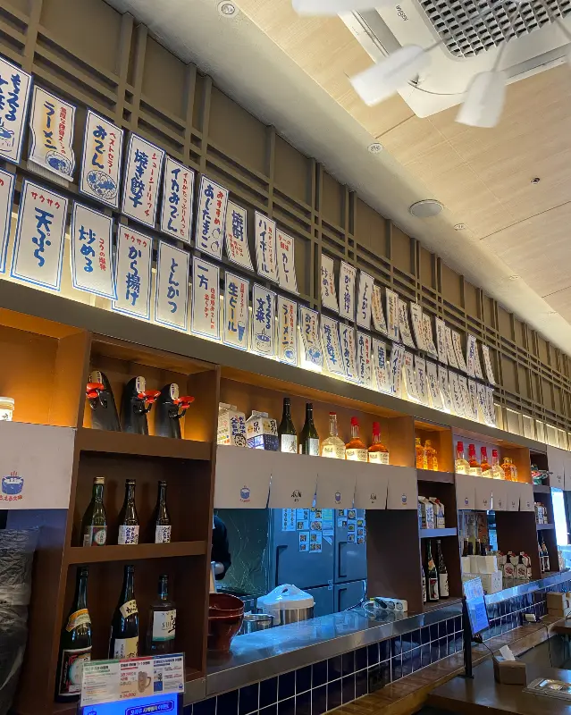 메뉴판과 술병들