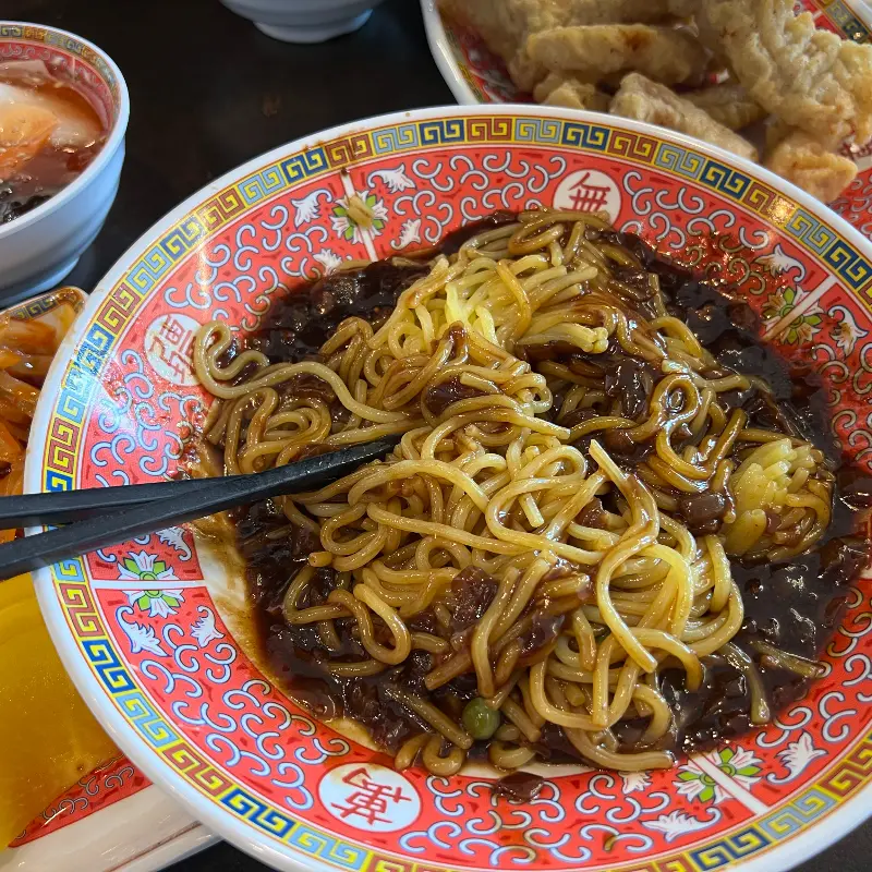 윤기가 흐르는 짜장면