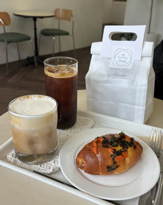 소금빵, 음료가 담긴 쟁반