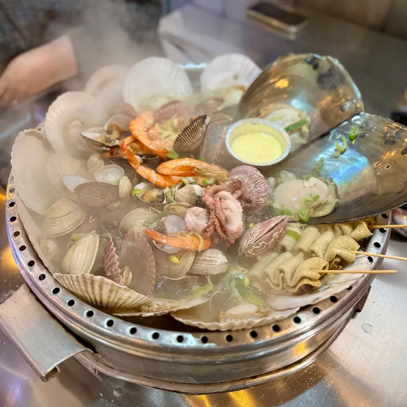 해산물이 가득한 조개찜