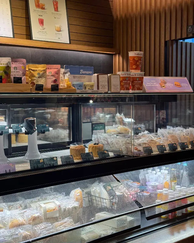 쇼케이스 안의 디저트