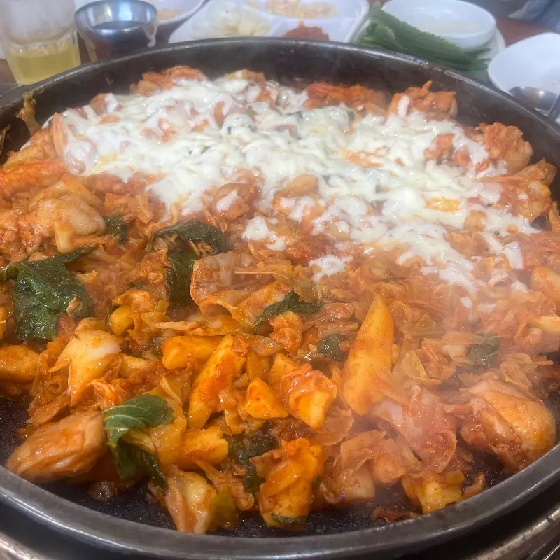 치즈 토핑을 추가한 닭갈비의 먹음직스러운 모습