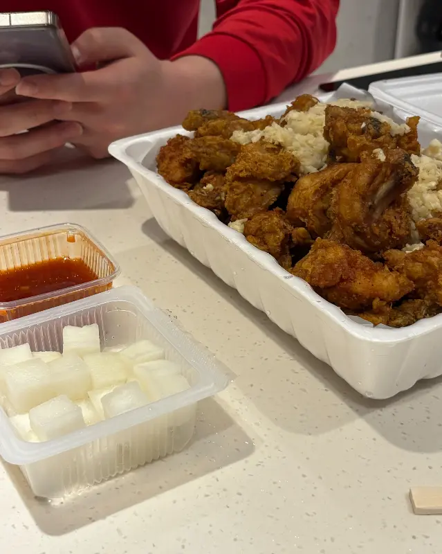 마늘 치킨과 곁들여 먹는 모습