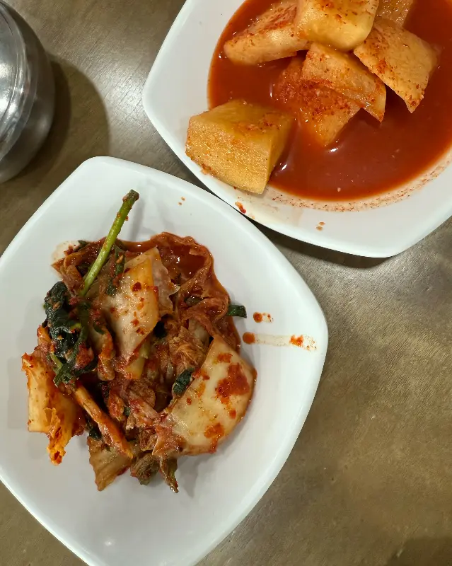 맛깔스러운 김치와 깍두기