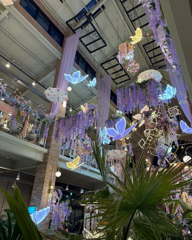 랜드마크195 내부의 화려한 장식