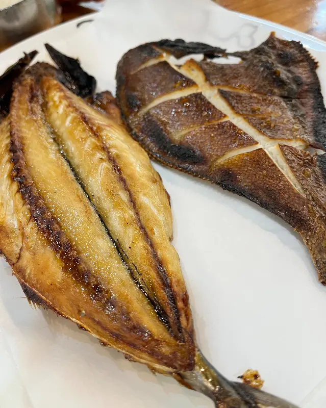 노릇하게 구워진 생선구이