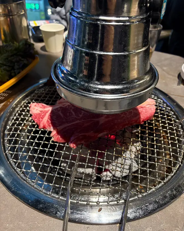 숯불 위에서 익어가는 한우