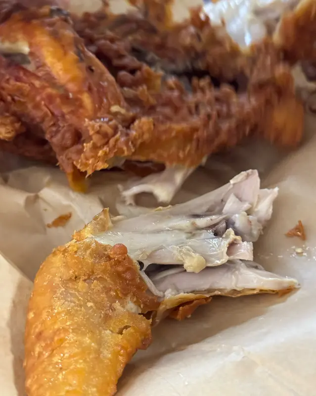 치킨 속살을 보여주는 사진