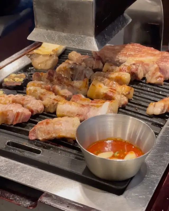 잘 구워진 삼겹살