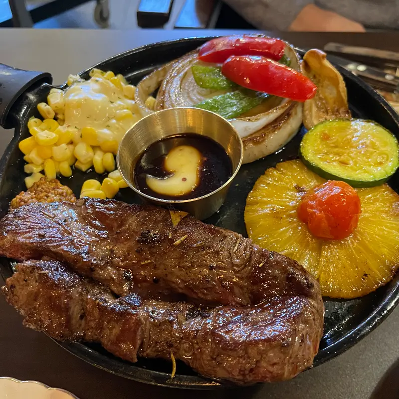 뜨거운 철판 위에 푸짐하게 담겨 나온 10$ 스테이크