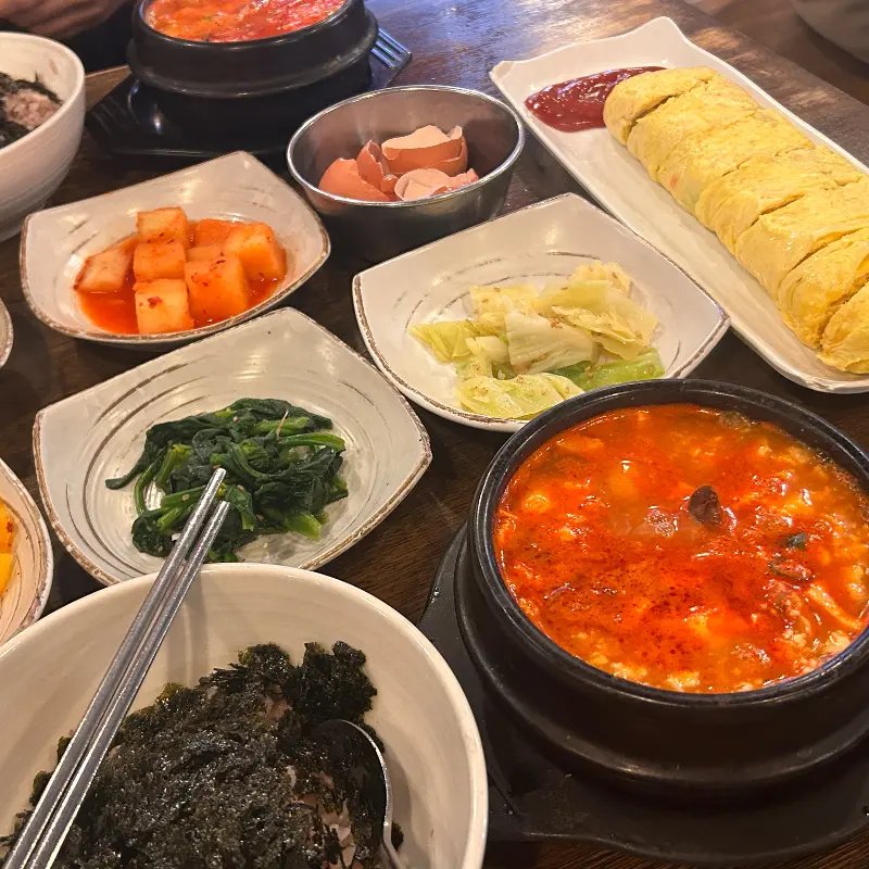 순두부찌개와 다양한 반찬들