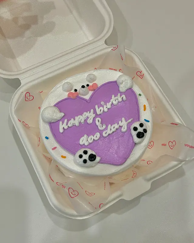 하트 모양에 귀여운 캐릭터가 장식된 도시락 케이크