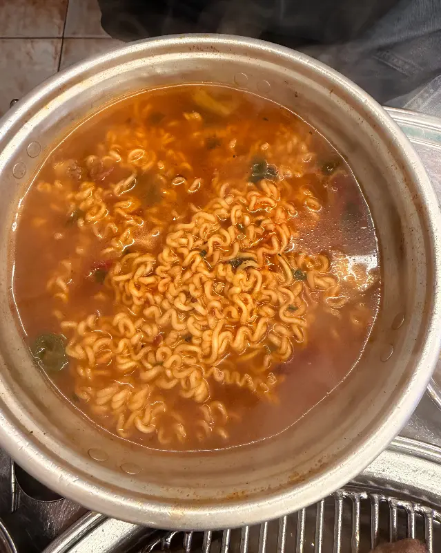 양은 냄비에 담겨져 나온 라면 사진