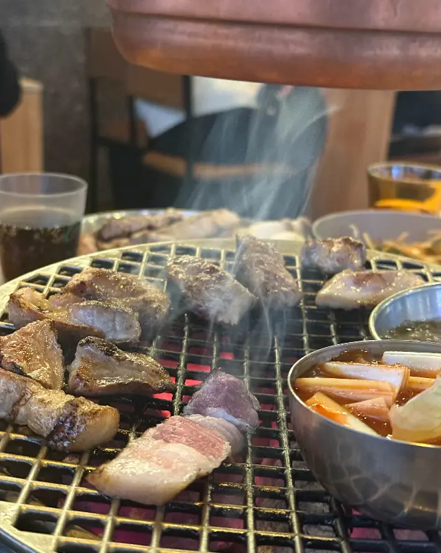 고기를 굽는 모습