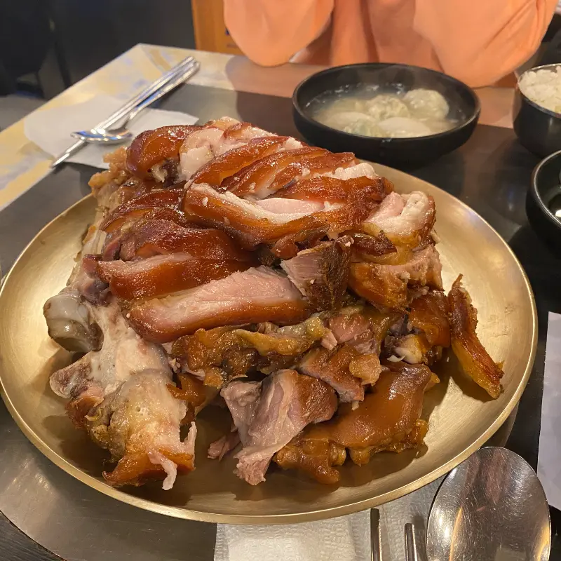 푸짐한 족발 한 상