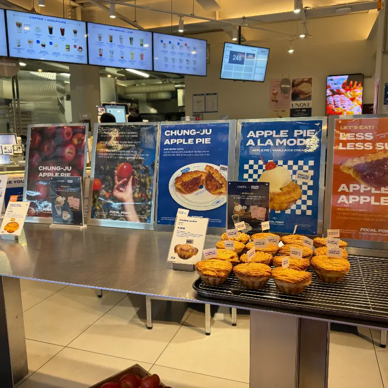 다양한 메뉴를 소개하는 안내판