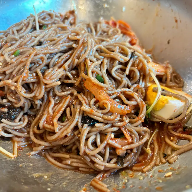 살얼음이 동동 떠 있는 시원한 물막국수는 닭갈비와 환상의 궁합을 자랑한다.