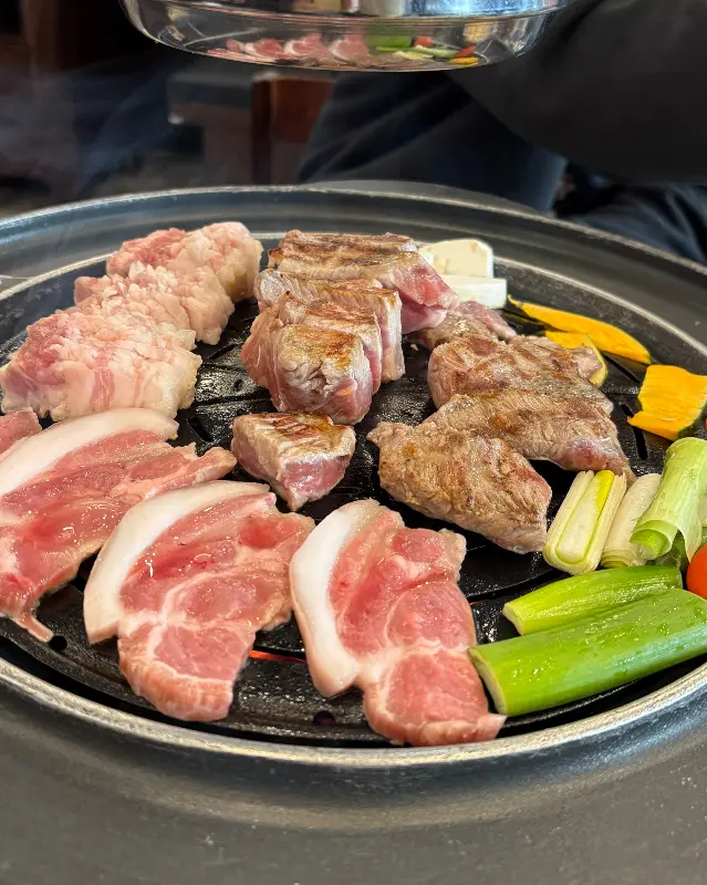 노릇노릇 맛있게 익어가는 꽃삼겹살