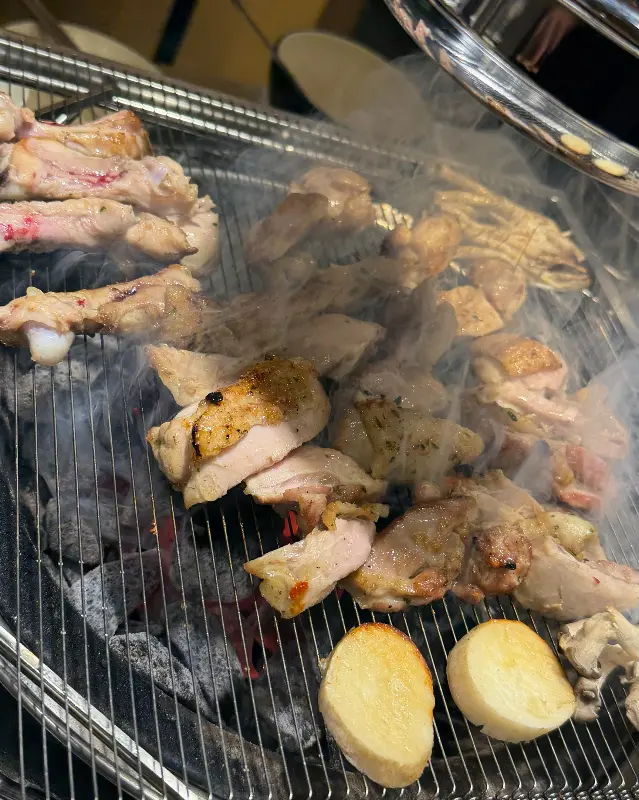 숯불 위에서 노릇하게 익어가는 닭갈비