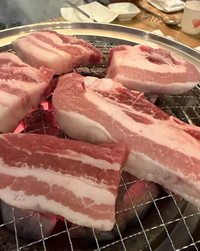 숯불 위에서 익어가는 삼겹살