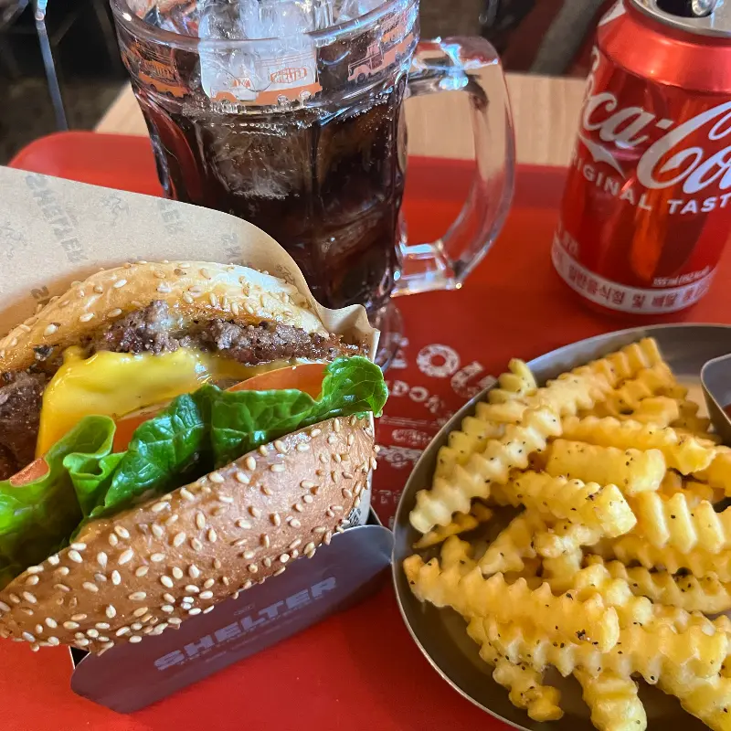 베이컨 치즈 버거와 오리지널 프라이즈