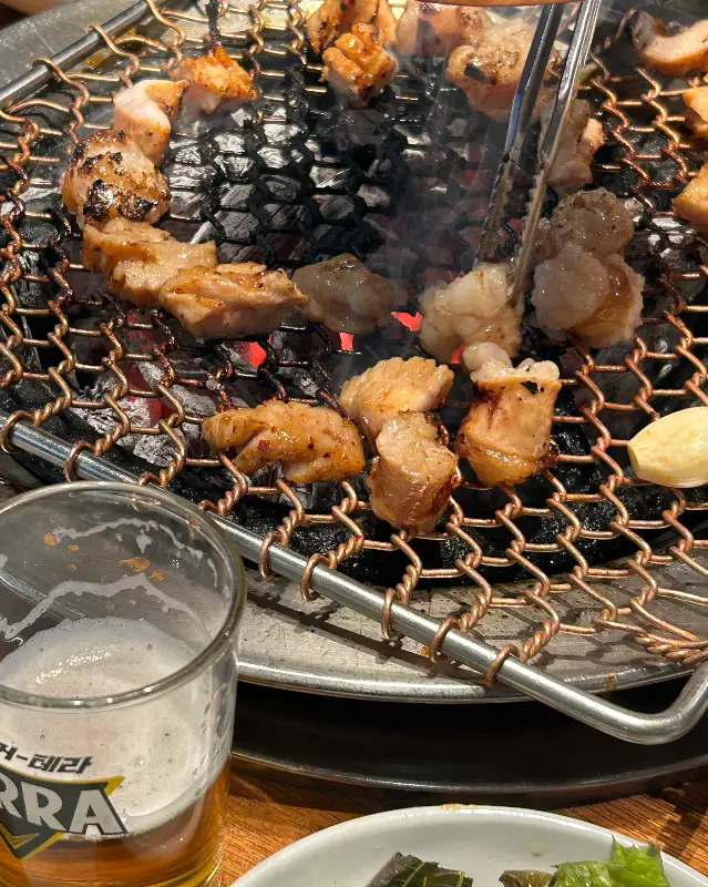 숯불 위에서 익어가는 대창