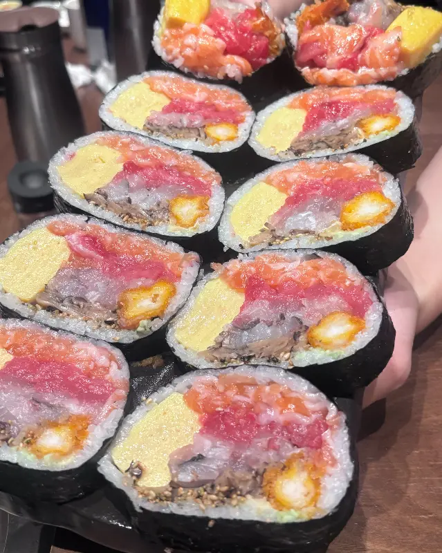 다채로운 재료가 듬뿍 들어간 후토마키