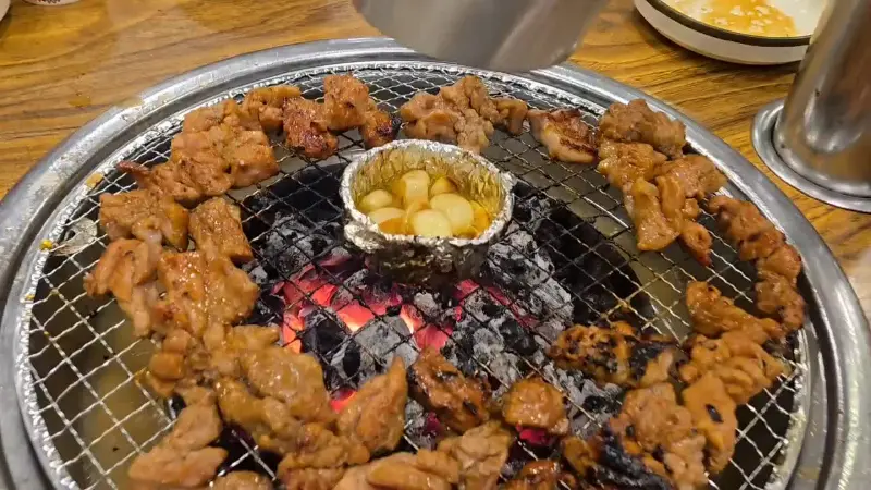 숯불 위에서 익어가는 돼지갈비와 마늘