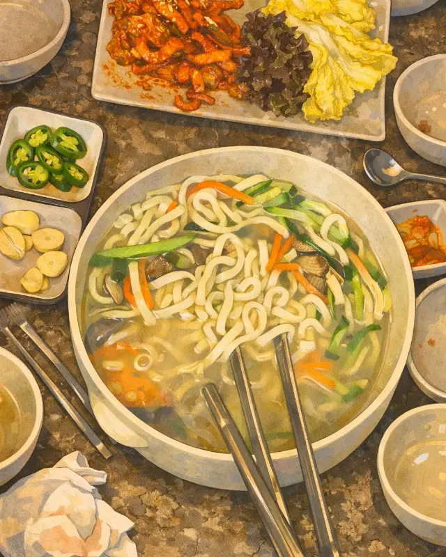 칼국수의 푸짐한 양을 보여주는 사진