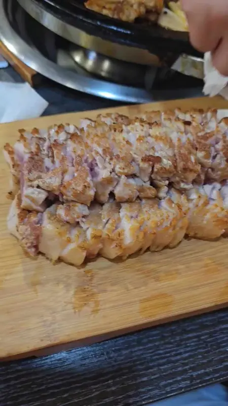 먹기 좋게 잘린 초벌 삼겹살