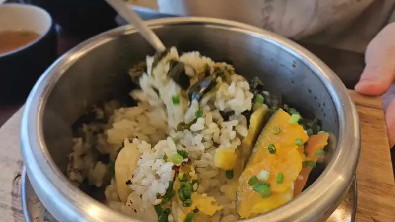 갈치솥밥을 비비는 모습