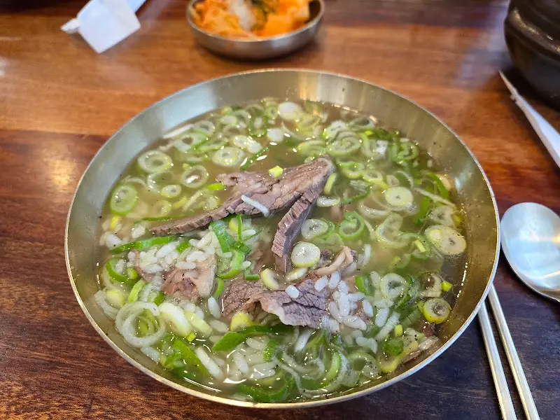 파가 올려진 곰탕