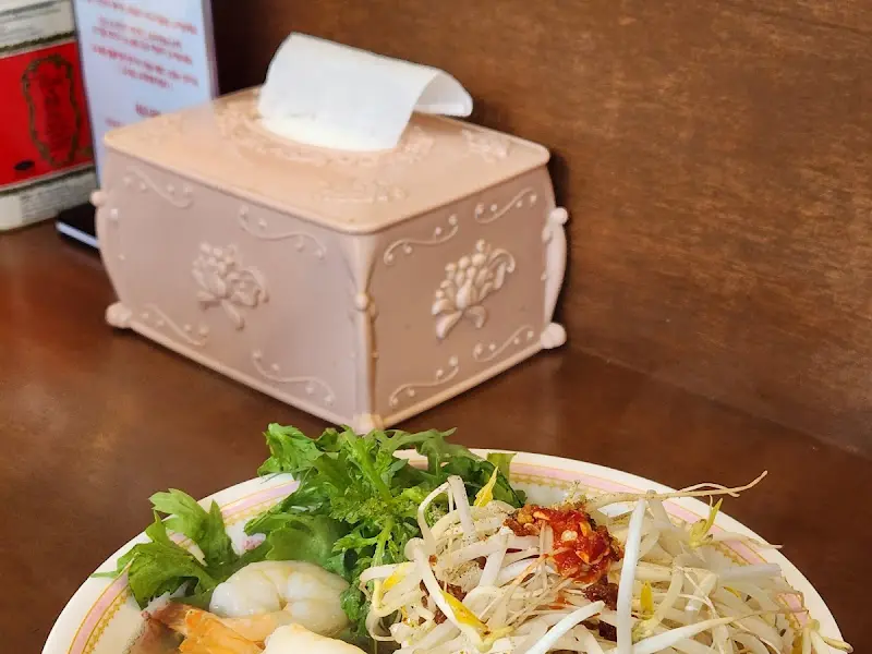 새우 국밥과 티슈 케이스