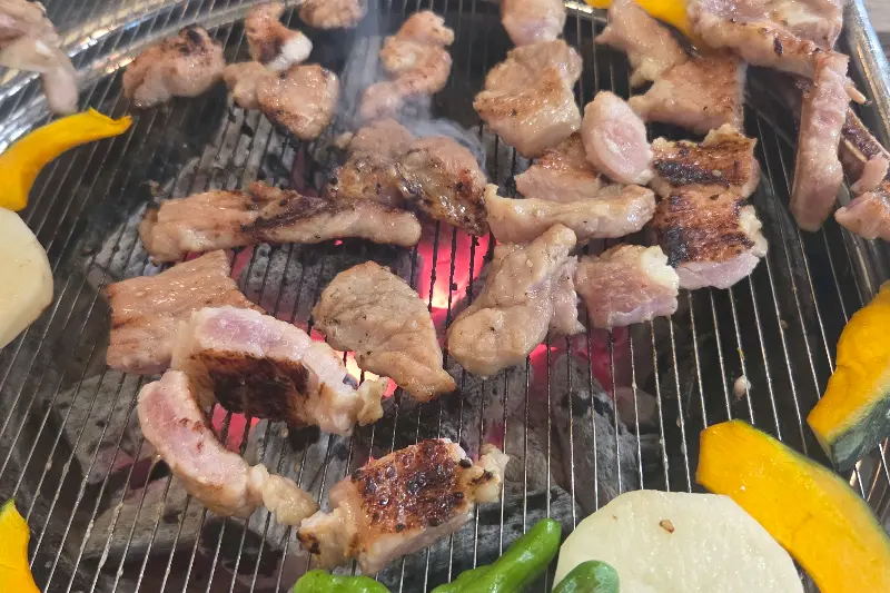 숯불 위에 올려진 돼지갈비