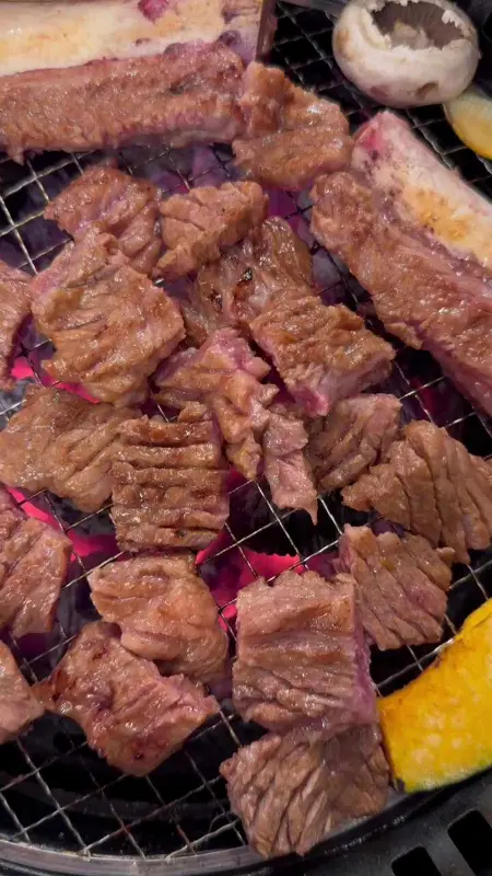 숯불 위에서 맛있게 익어가는 갈비
