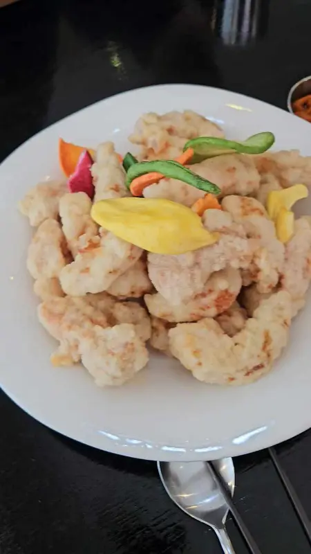 색색깔의 채소가 곁들여진 찹쌀 연근 탕수육