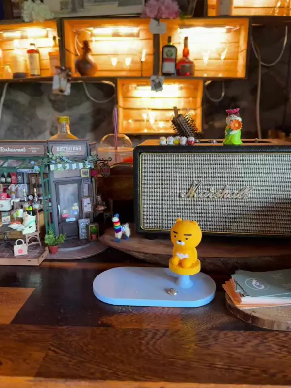 나무 상자 안에 진열된 술병과 소품들