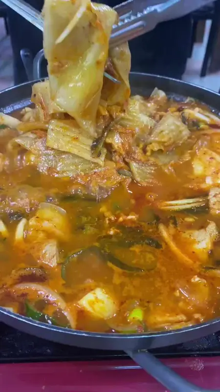 김치가 듬뿍 들어간 김치찌개