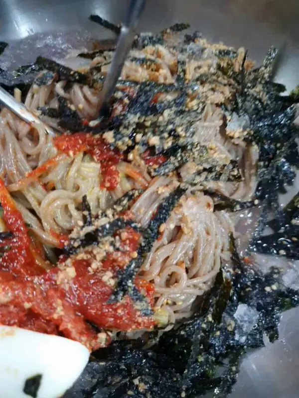 맛깔스럽게 비벼진 메밀 막국수