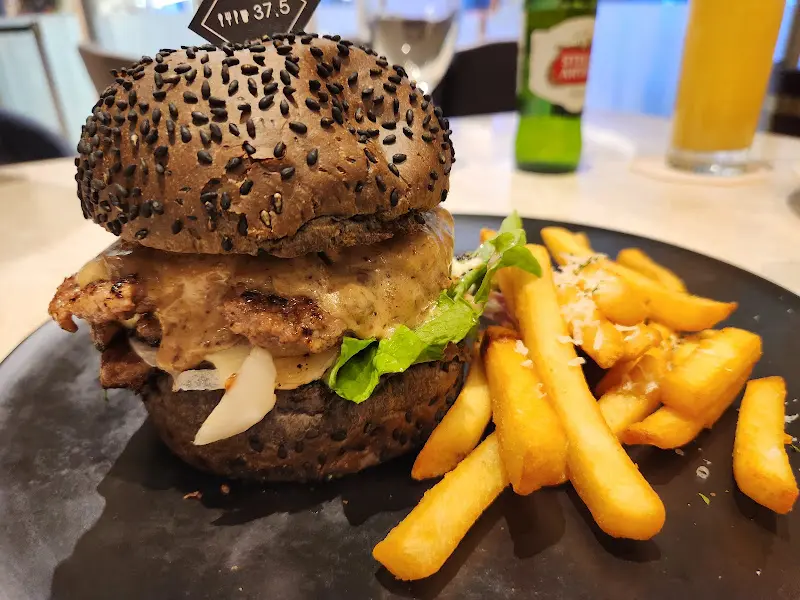 고메 블랙 치즈 버거