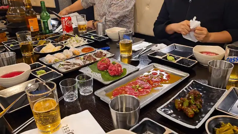 테이블 가득 차려진 밑반찬