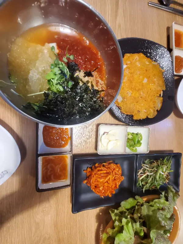 푸짐하게 차려진 족발 한 상 차림