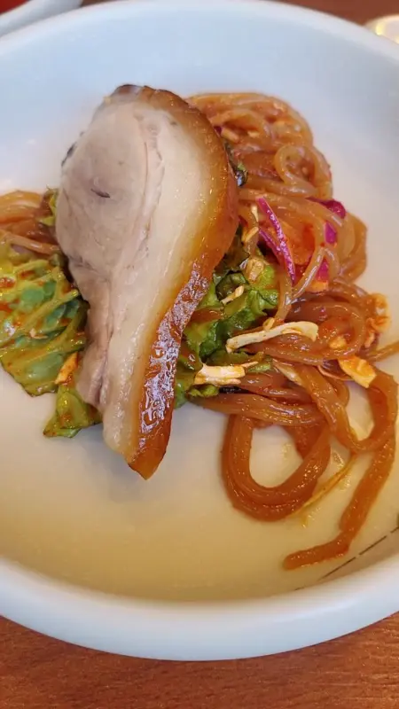 윤기가 흐르는 족발과 막국수