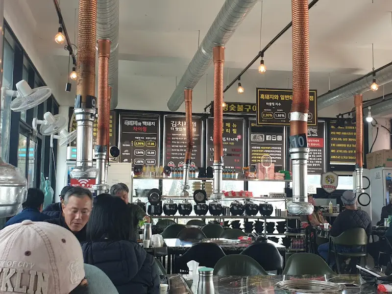 넓은 홀과 테이블