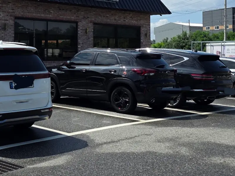 넓은 주차장의 모습